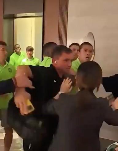 博主：有球迷拦着张玉宁签15件球衣，还骂张源外地B